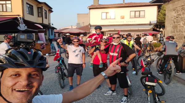 Bisiklet tutkunları 30 Ağustos Zafer Bayramı’nı pedal çevirerek kutladı