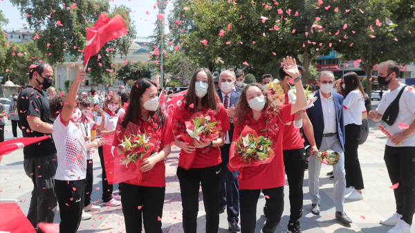 Büyükşehirin altın kızları çiçeklerle karşılandı