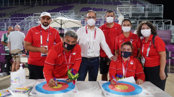 Tokyo’da milli okçular Öznur Cüre ve Bülent Korkmaz’dan gümüş madalya